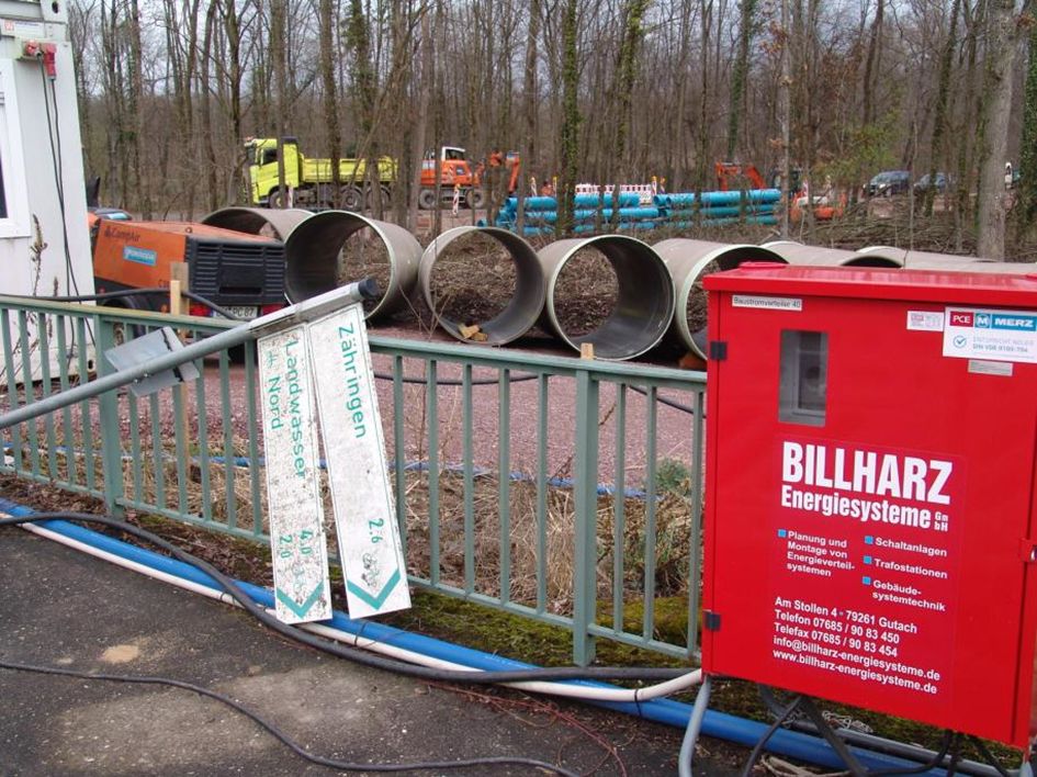 Großbaustelle an der Eichelbuckstraße am 13. März 2024. Zu sehen sind die neuen Kanalrohre, die die alten Kanalrohre ersetzen sollen. Die alten Kanalrohre waren durch aggressive Abwässer zerfressen worden. Um Platz für die Baustelle zu schaffen, mussten großflächig Bäume gefällt werden. (Foto: regioWASSER e.V.)